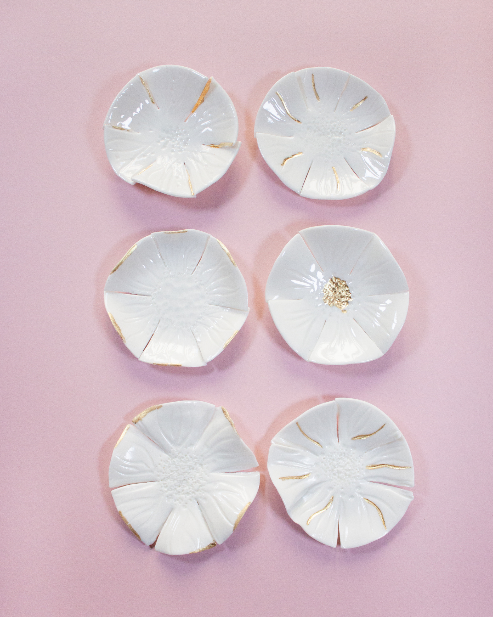 Edition Alma . 6 fleurs de porcelaine